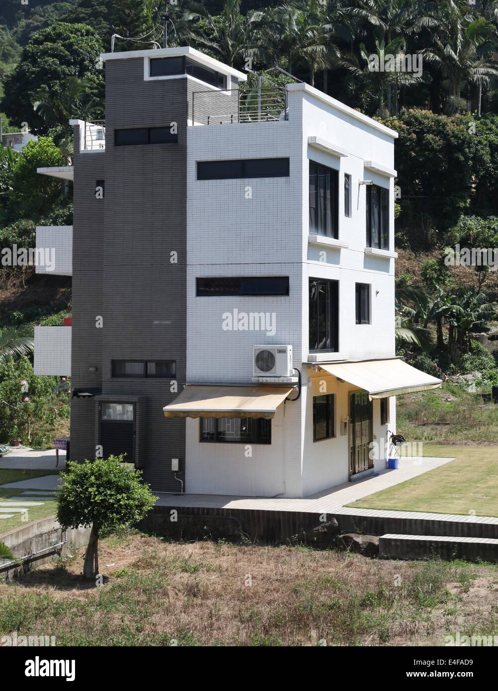 Es ist ein Foto von einem neuen Einfamilienhaus mit 3 Ebenen in Sai Kung in Hong Kong. Es ist im japanischen Stil-Architektur Stockfoto