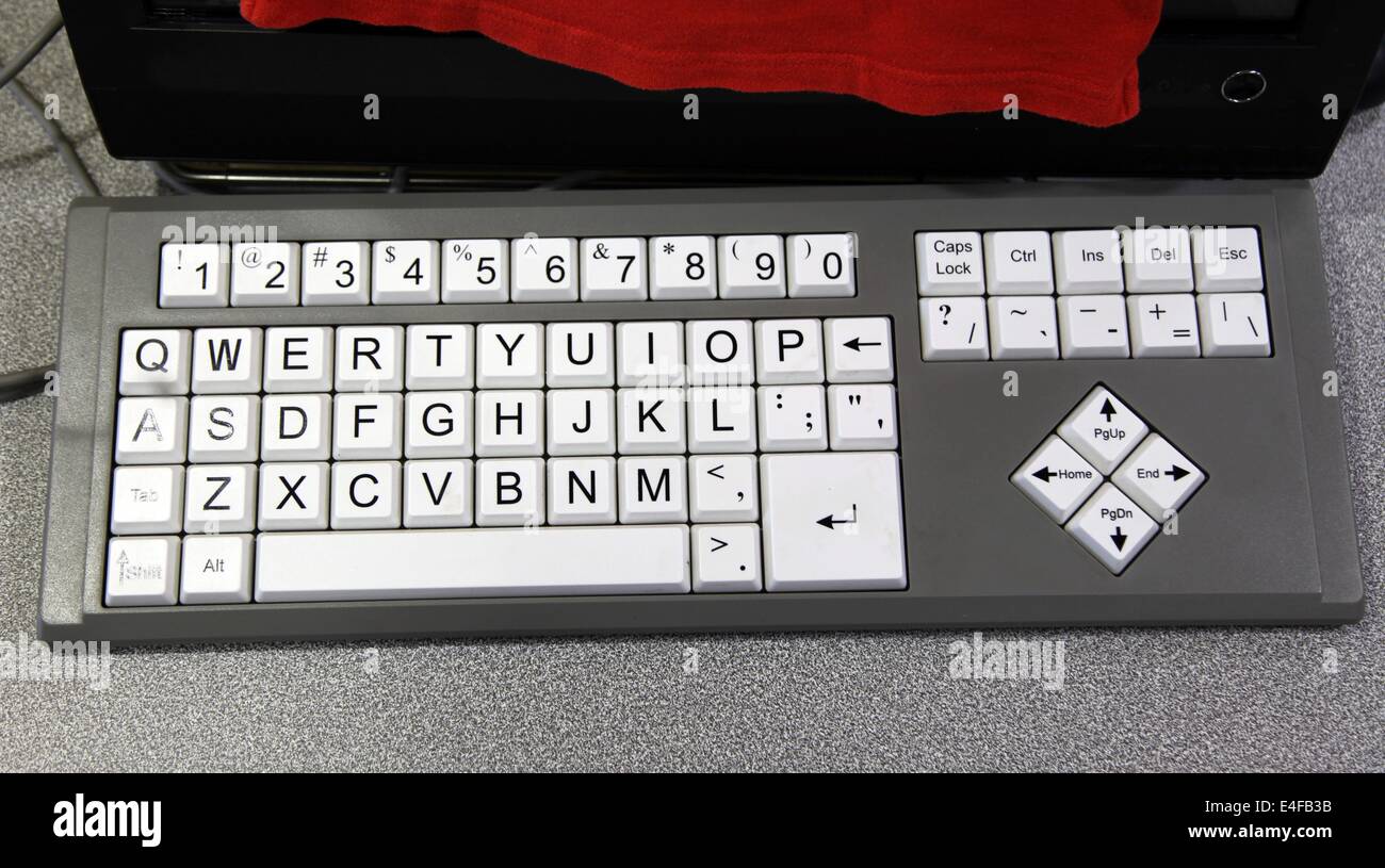 Es ist ein Foto von einem Computer-Tastaturen für Kinder und Kind in der Schule. Es hat große Bauelemente für einfacher Eingabe Stockfoto