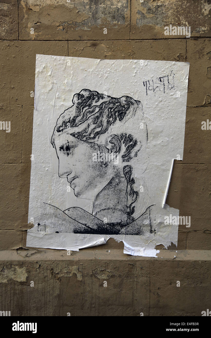 Es ist ein Foto von einem street-Art Poster geklebt auf einer Wand in einer Straße von Paris, es ist ein ziemlich rau Zeichnung Marianne Stockfoto