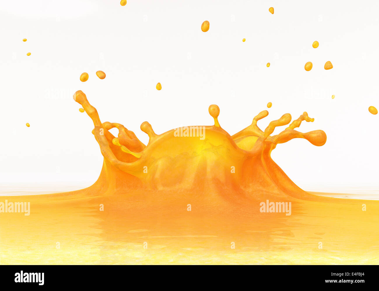 Flüssige Orangensaft Splash hautnah. Seitenansicht. Auf weißem Hintergrund. Clipping-Pfad enthalten. Stockfoto