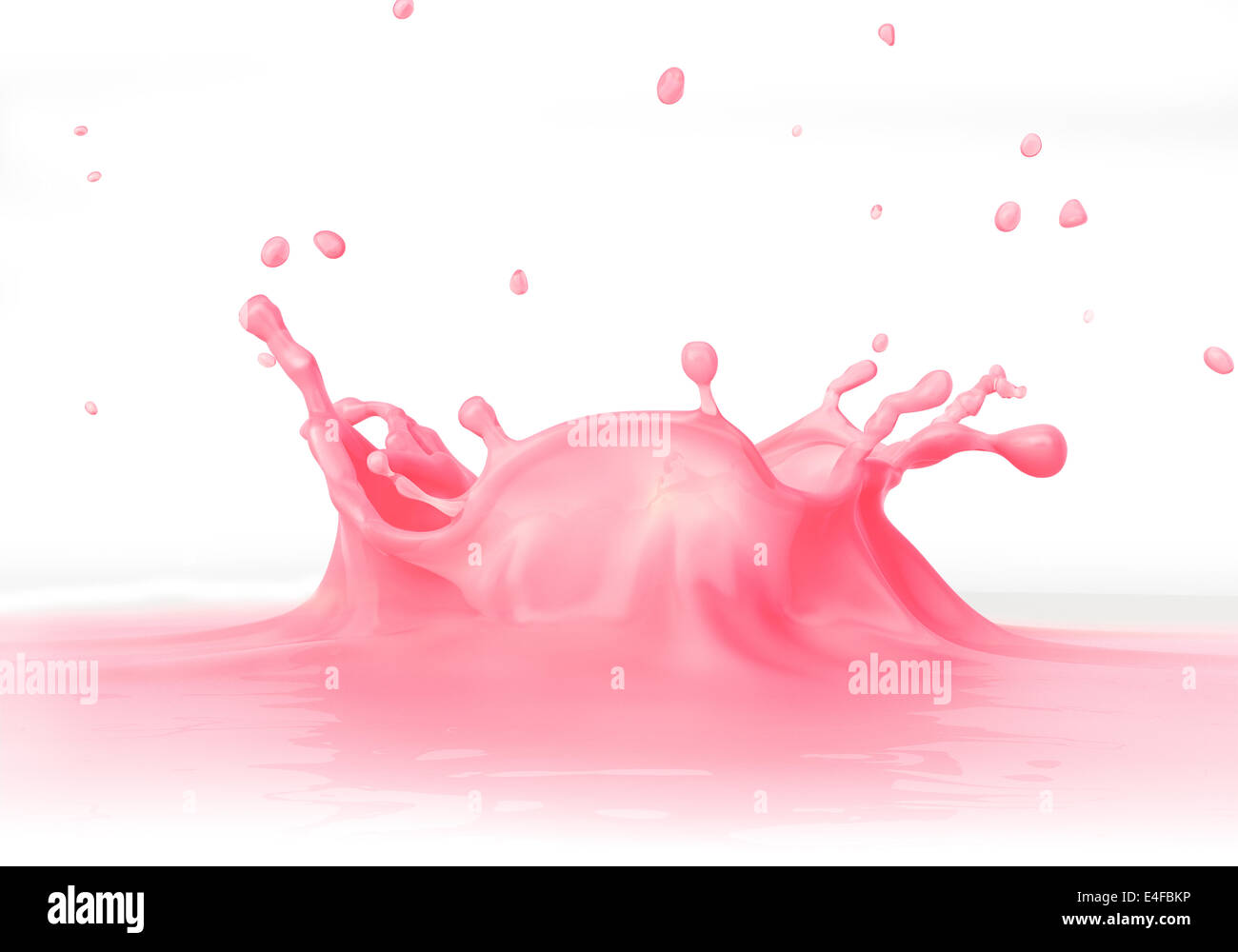 Erdbeer Milchshake Splash hautnah, von einer Seite betrachtet. Auf weißem Hintergrund. Clipping-Pfad enthalten. Stockfoto