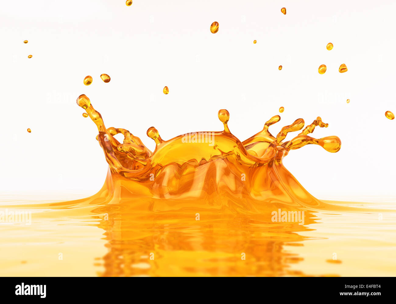 Flüssige klare Orangensaft splash hautnah. Auf weißem Hintergrund. Clipping-Pfad enthalten. Stockfoto