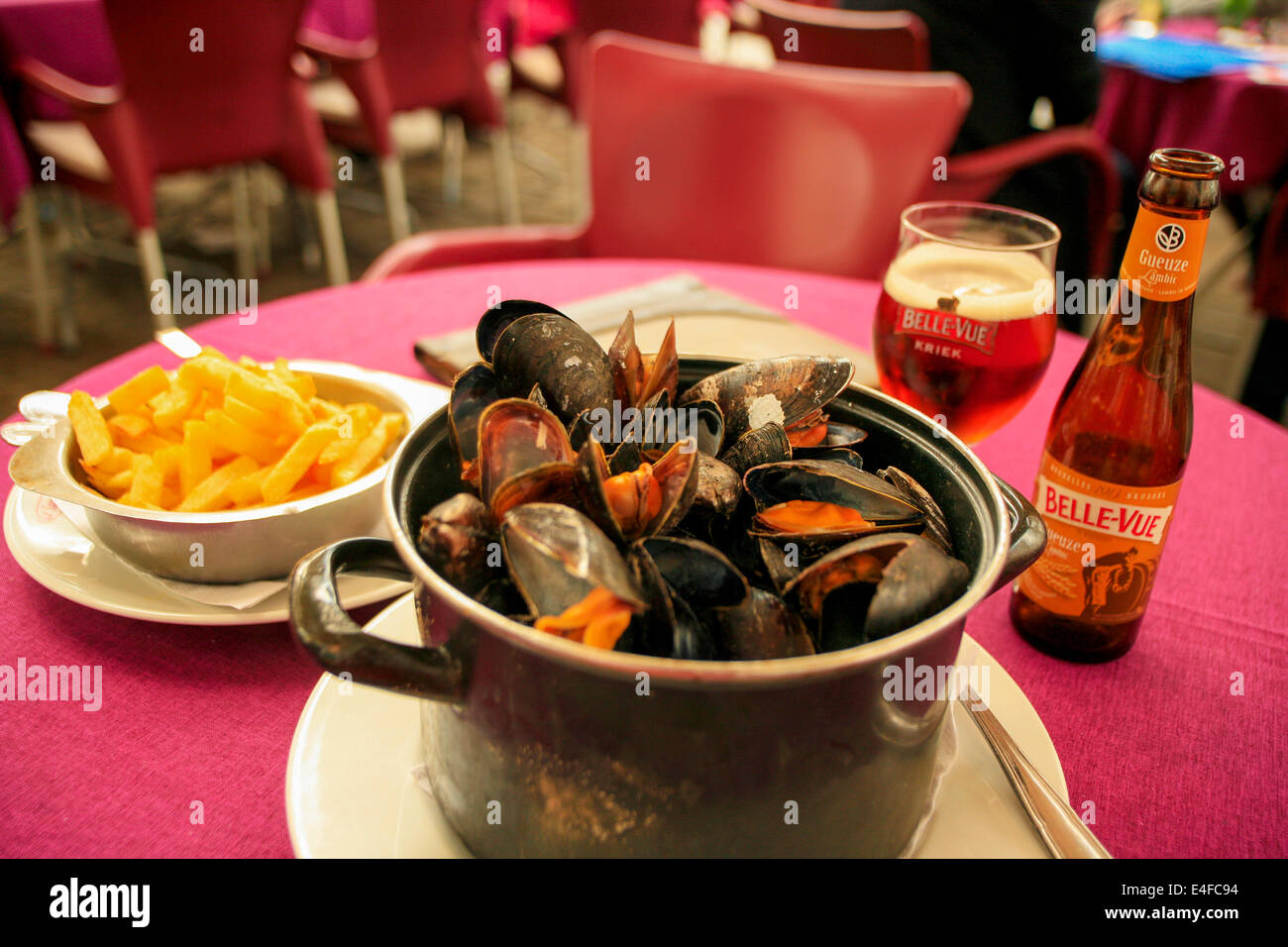 Belgische Muscheln Chips und Bier - Moules Frites Stockfoto