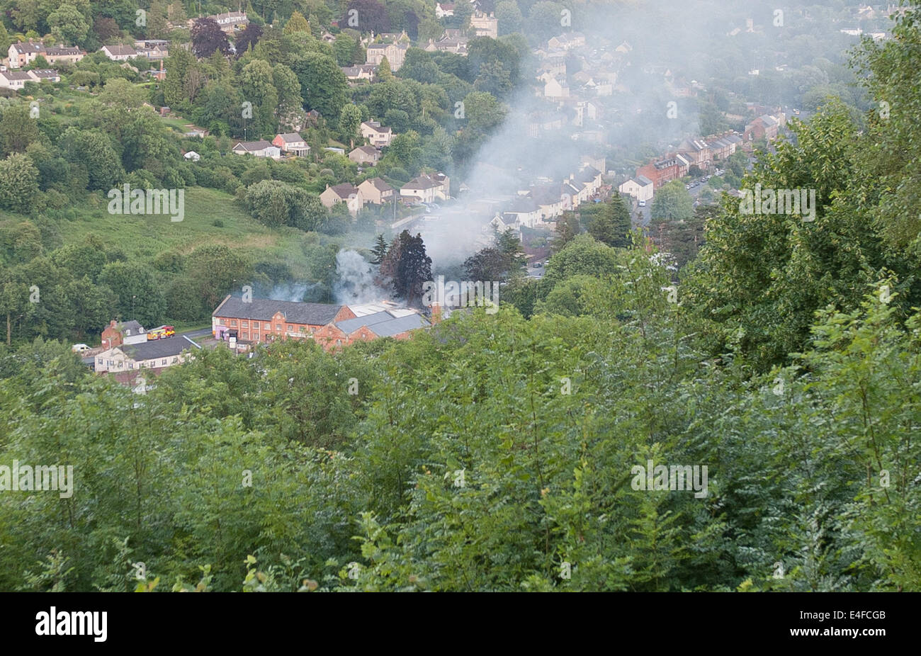 Griffin Mill Thrupp, Stroud, Gloucestershire, UK. 9. Juli 2014. Großen Fabrik Feuer bei Griffin Mill Thrupp, Stroud, Gloucestershire. Stockfoto