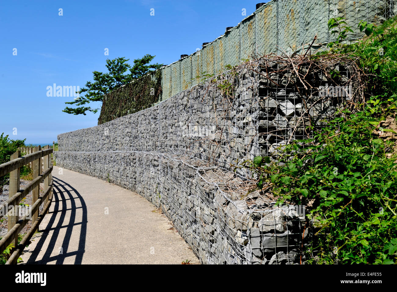 Böschung Stützmauer gebaut mit Gabione Draht mesh Körbe voller Rock mit Bastion Boxen am, Aberporth, Wales Stockfoto