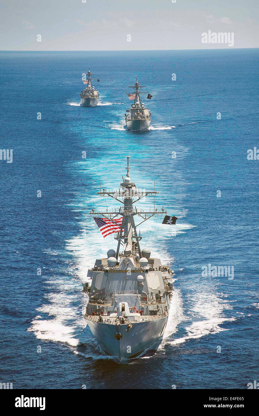 US Navy Arleigh Burke-Klasse geführte Flugkörper Zerstörer USS John S. McCain, USS Kidd und USS Stethem im Gange in Bildung 7. Juli 2014 in das Südchinesische Meer. Stockfoto