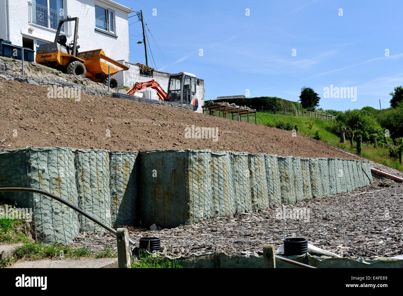Böschung Stützmauer gebaut mit Bastion Netz Drahtkörbe gefüllt mit Rock und Geotextil Membran Aberporth, Wales, Stockfoto