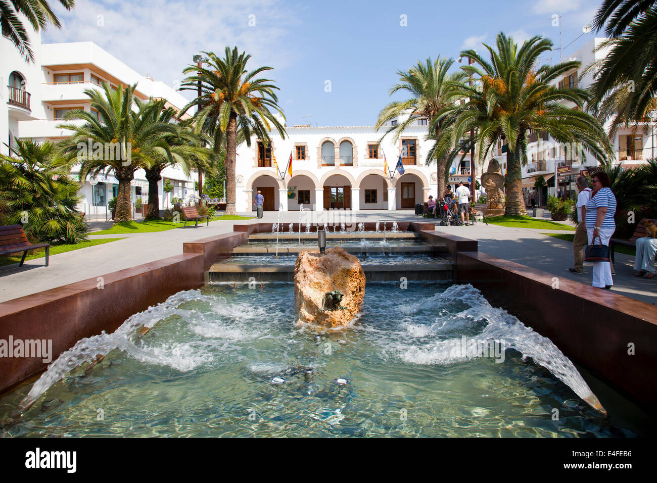 Wasserspiele am Plaza Espana vor Rathaus in Santa Eularia auf Ibiza - Spanien Stockfoto