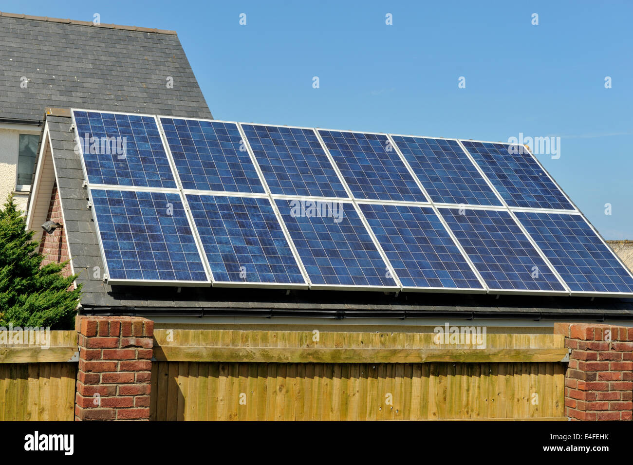 Dach gedeckt mit Solarzellen zur Erzeugung von Strom, Wales, UK Stockfoto