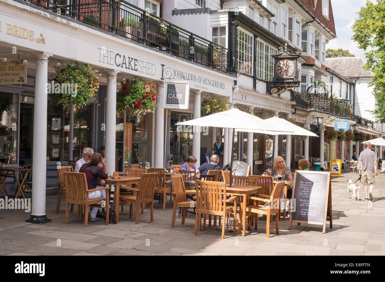 Menschen sitzen vor dem Café Cakeshed in The Pantiles Royal Tunbridge Wells, West Kent, England, UK Stockfoto