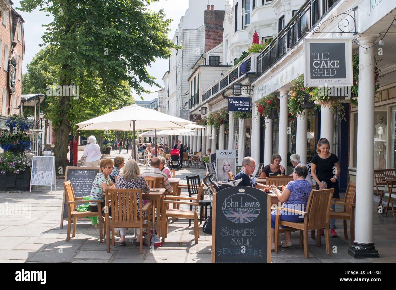 Menschen sitzen vor dem Café Cakeshed in The Pantiles Royal Tunbridge Wells, West Kent, England, UK Stockfoto