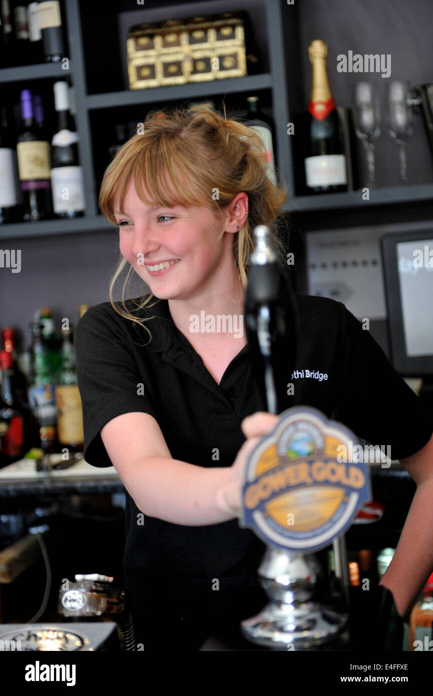 Bardame bei The Cothi Bridge Restaurant und Bar, Carmarthen, Wales, UK Stockfoto