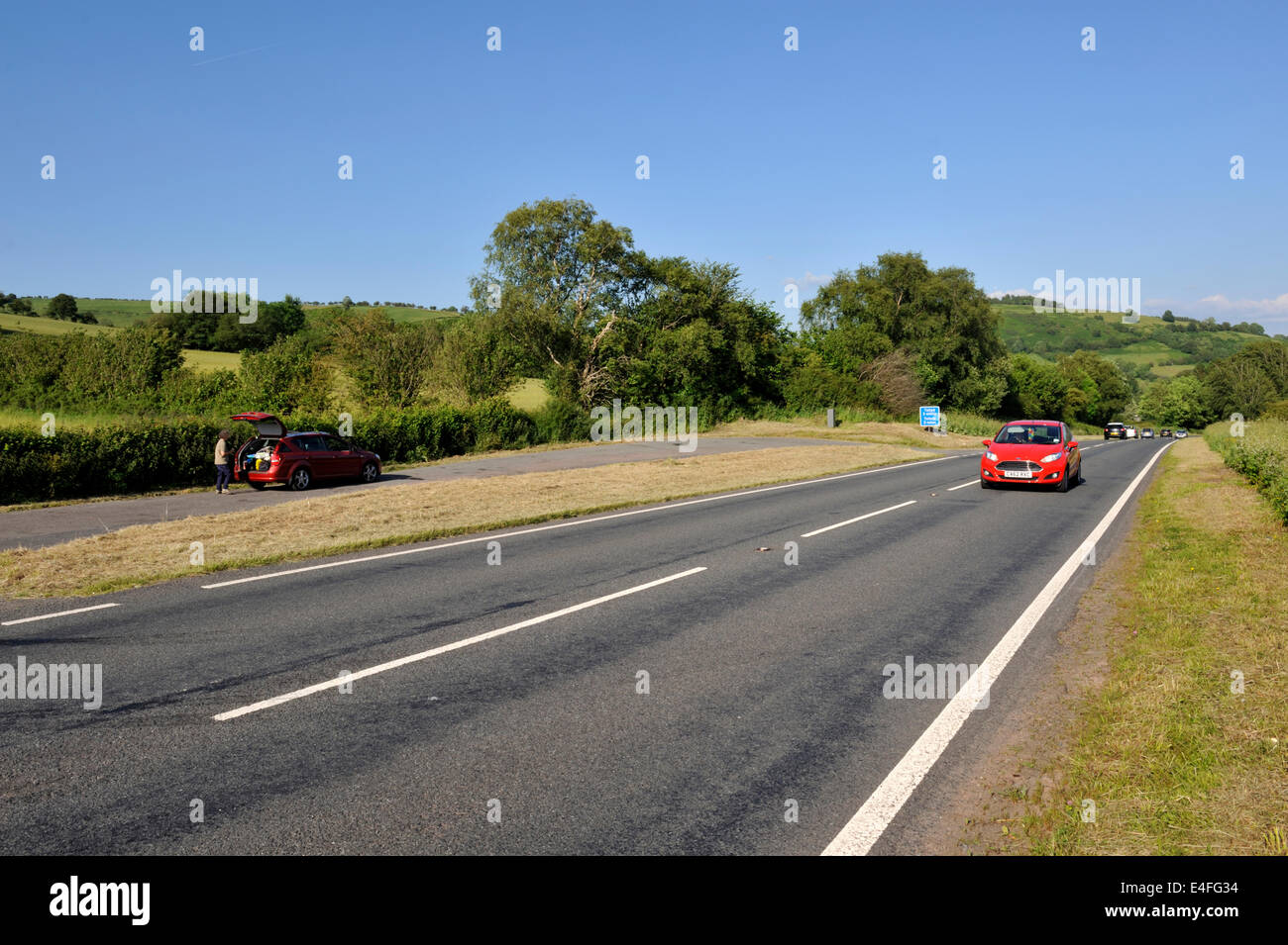 A40-Straße durch Landschaft Carmarthenshire, Wales, UK Stockfoto