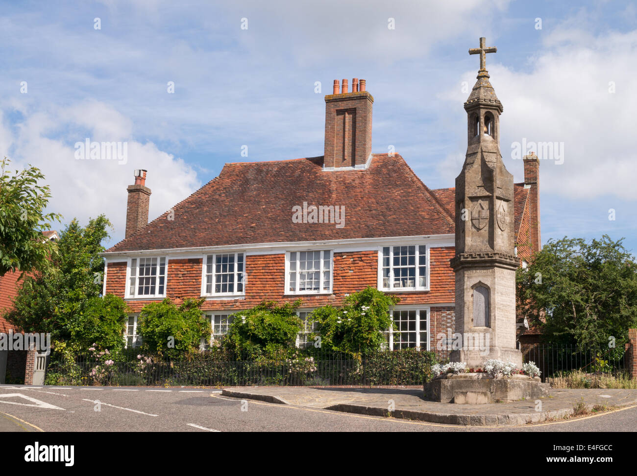 Burwash Kriegerdenkmal und traditionellen Fliesen hing Burghurst Haus East Sussex, England GB Stockfoto