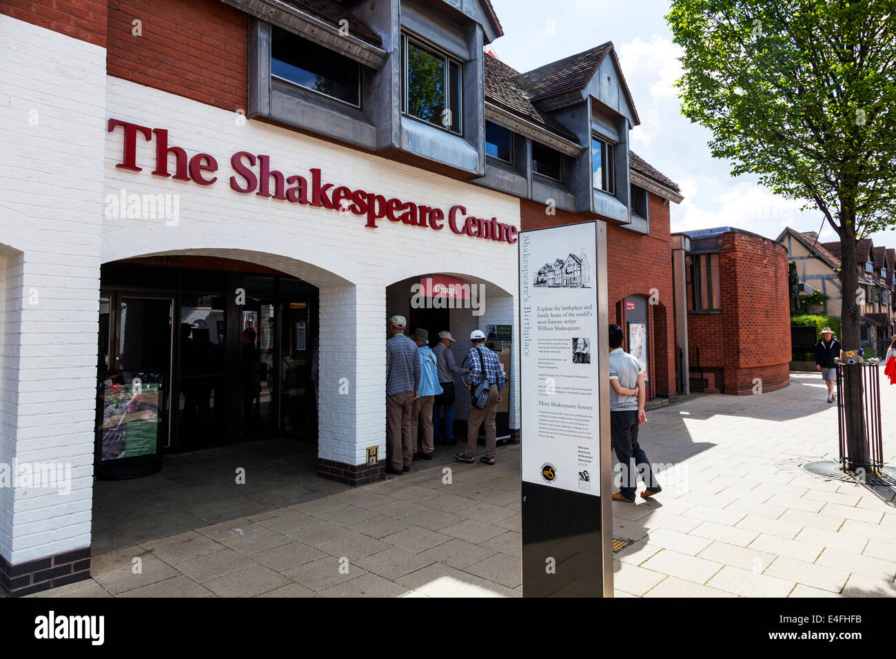 Die Shakespeare Centre Stratford Upon Avon-Ortsmitte Cotswolds UK England außen außen vor dem Eingang Touristen Tourismus Stockfoto