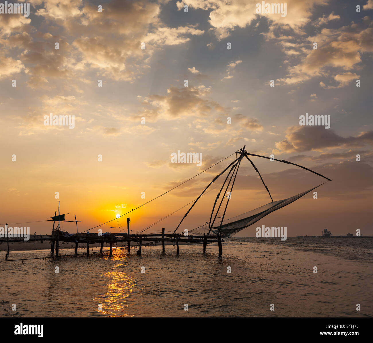 Kochi chinesischen Fischernetzen am Sonnenuntergang. Fort Kochin, Kochi, Kerala, Indien Stockfoto