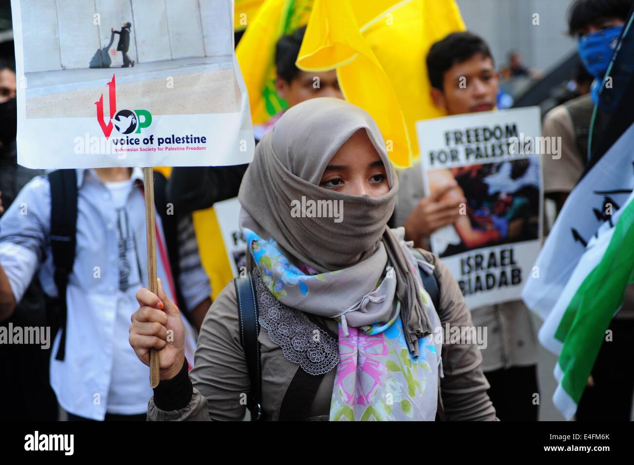 Jakarta, Indonesien. 10. Juli 2014. Eine indonesische Demonstrant hält ein Plakat während einer Kundgebung in Jakarta, Indonesien, 10. Juli 2014. Indonesien verurteilt die laufenden israelische militärische Aggression im Gazastreifen, sagen, solch ein Ansturm Bedingungen zur Schaffung von Frieden zwischen Palästina und Israel ruinieren kann. Bildnachweis: Zulkarnain/Xinhua/Alamy Live-Nachrichten Stockfoto