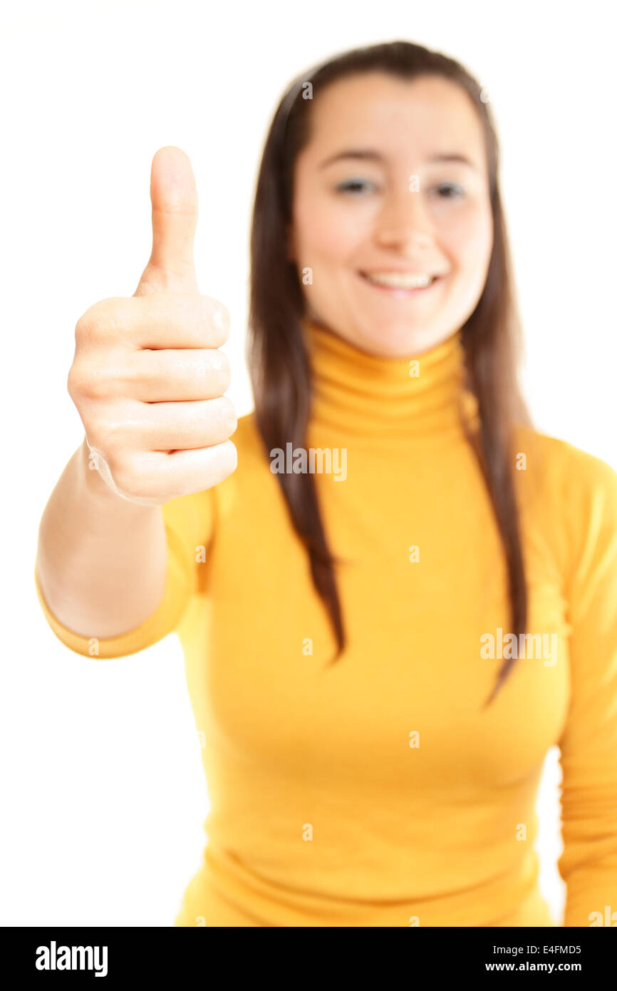 Nahaufnahme einer jungen Frau zeigt Daumen oben mit weißem Hintergrund Stockfoto