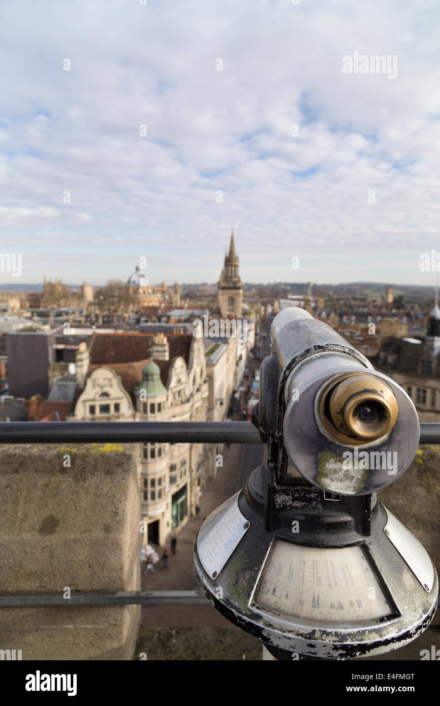 UK, Oxford, Aussicht von der Spitze der Carfax Tower auf der hohen Straße mit einem anzeigen-Teleskop im Vordergrund. Stockfoto