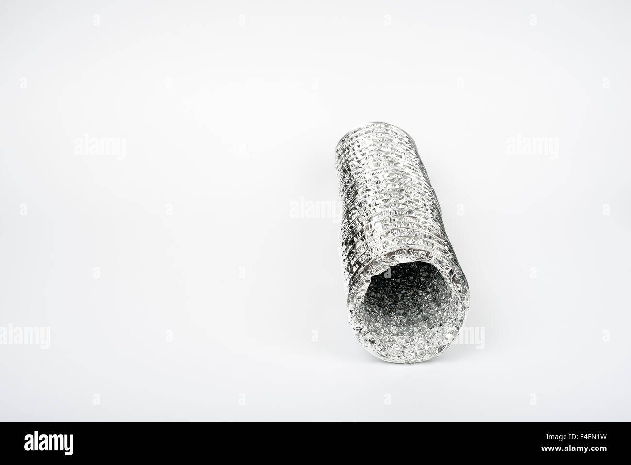 gefaltete Aluminium Lüftungsrohre isoliert auf weiss Stockfoto