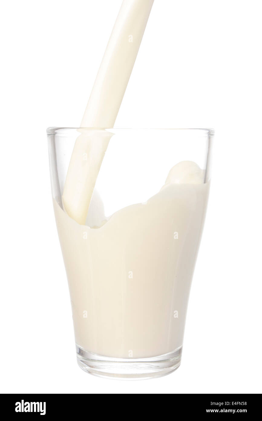 Füllen Sie Glas Milch isoliert auf weißem Hintergrund Stockfoto