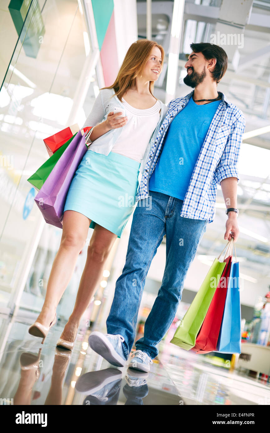 Porträt des jungen Paares in der Mall einkaufen Stockfoto