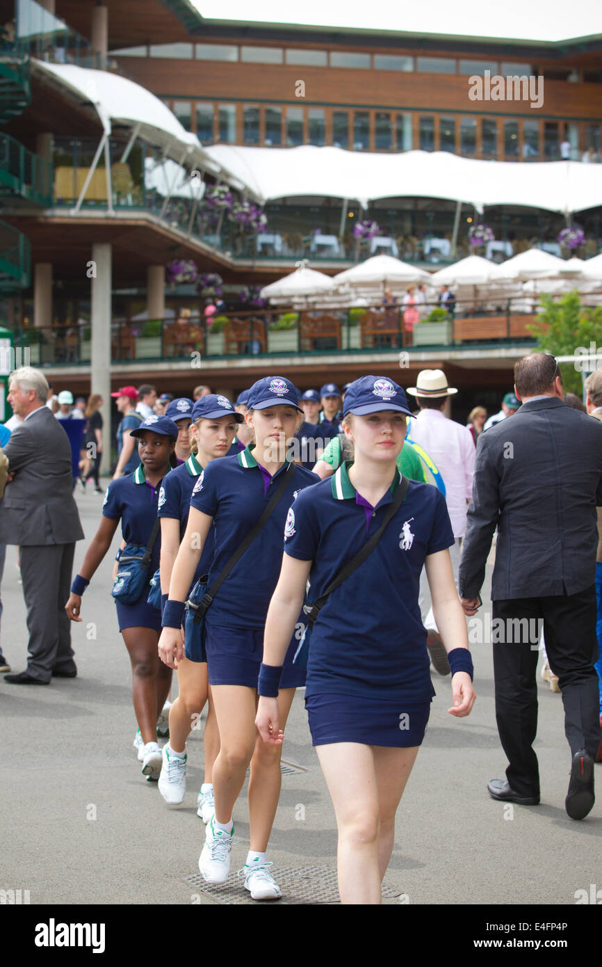 Ball-Mädchen machen ihren Weg an die Show Gerichte in Wimbledon Tennis Weltmeisterschaften 2014, Südwesten von London, England, UK Stockfoto
