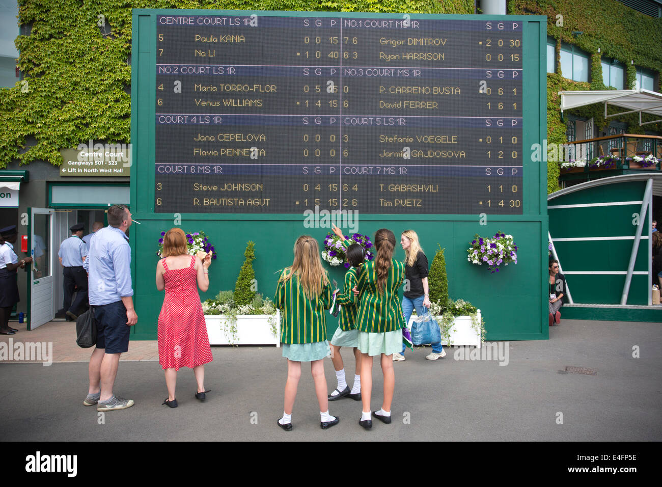 Anzeiger bei Wimbledon Tennis Weltmeisterschaften 2014, Südwesten von London, England, UK Stockfoto