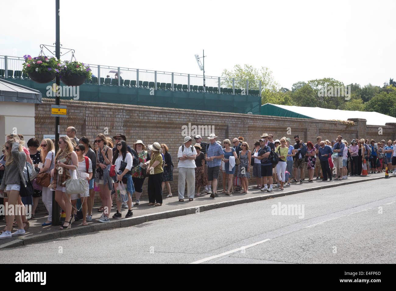 Warteschlangen vor dem Eingang zum Wimbledon Tennis Weltmeisterschaften 2014, Südwesten von London, England, UK Stockfoto