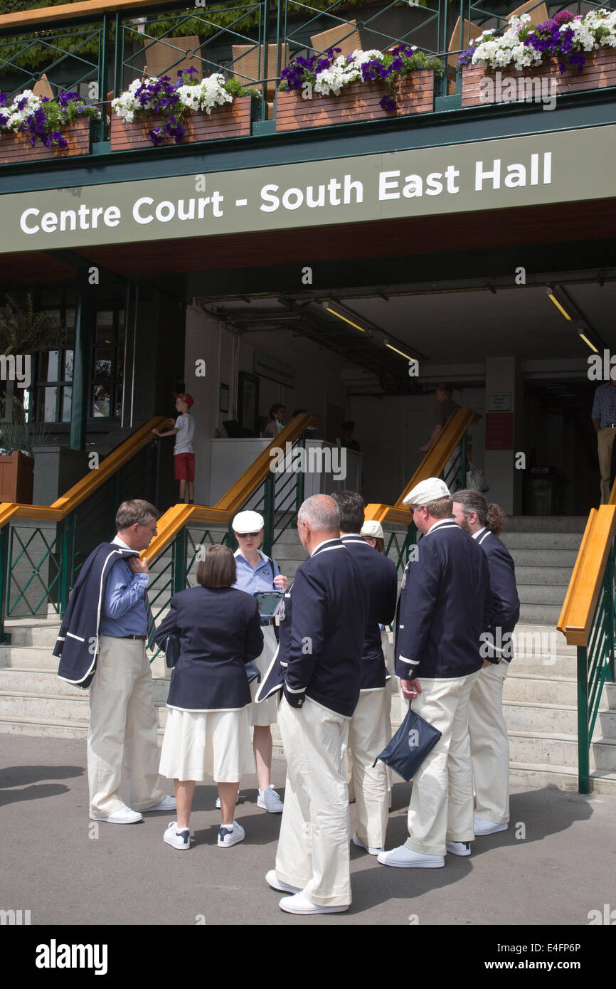 Linienrichter und Schiedsrichter, Centre Court, Wimbledon Tennis Championships 2014, Südwesten von London, England, UK Stockfoto