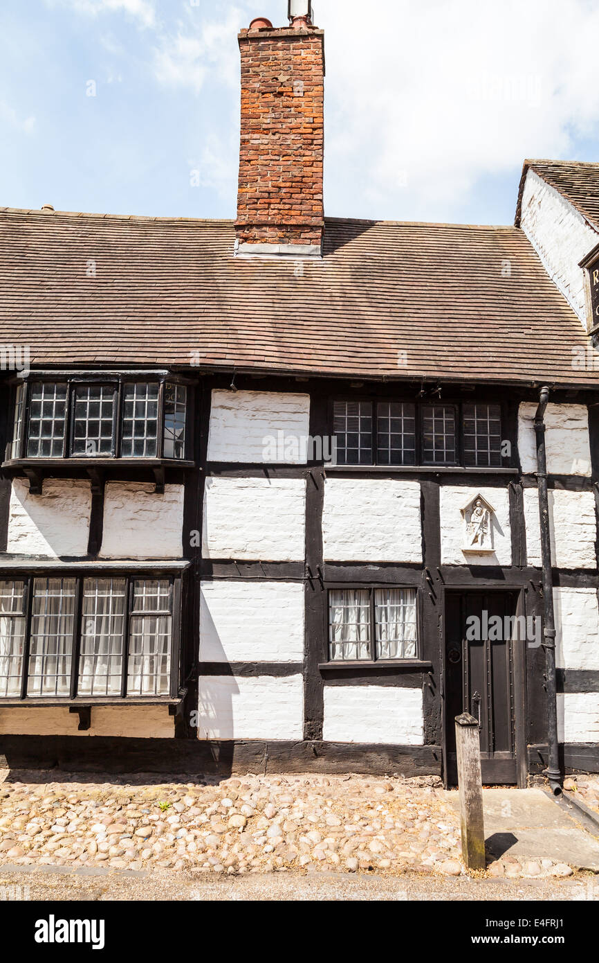Mittelalterliches Haus mit religiösen Symbol über der Tür, Lichfield, Staffordshire, England, UK. Stockfoto