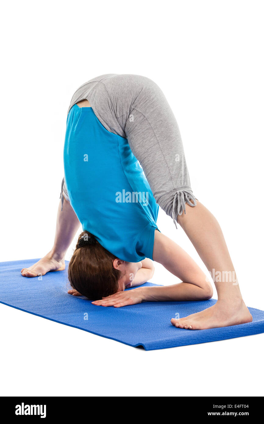 Yoga - Yoga-Lehrer junge schöne schlanke Frau tun breiten Beinen stehend nach vorne beugen A (Prasarita Padottanasana A) asana Stockfoto