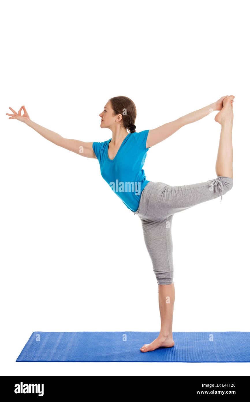 Yoga - Yoga-Lehrer junge schöne schlanke Frau tut Herr der Tanz darstellen (Natarajasana) Asana-Übung isoliert am Pfingstmontag Stockfoto