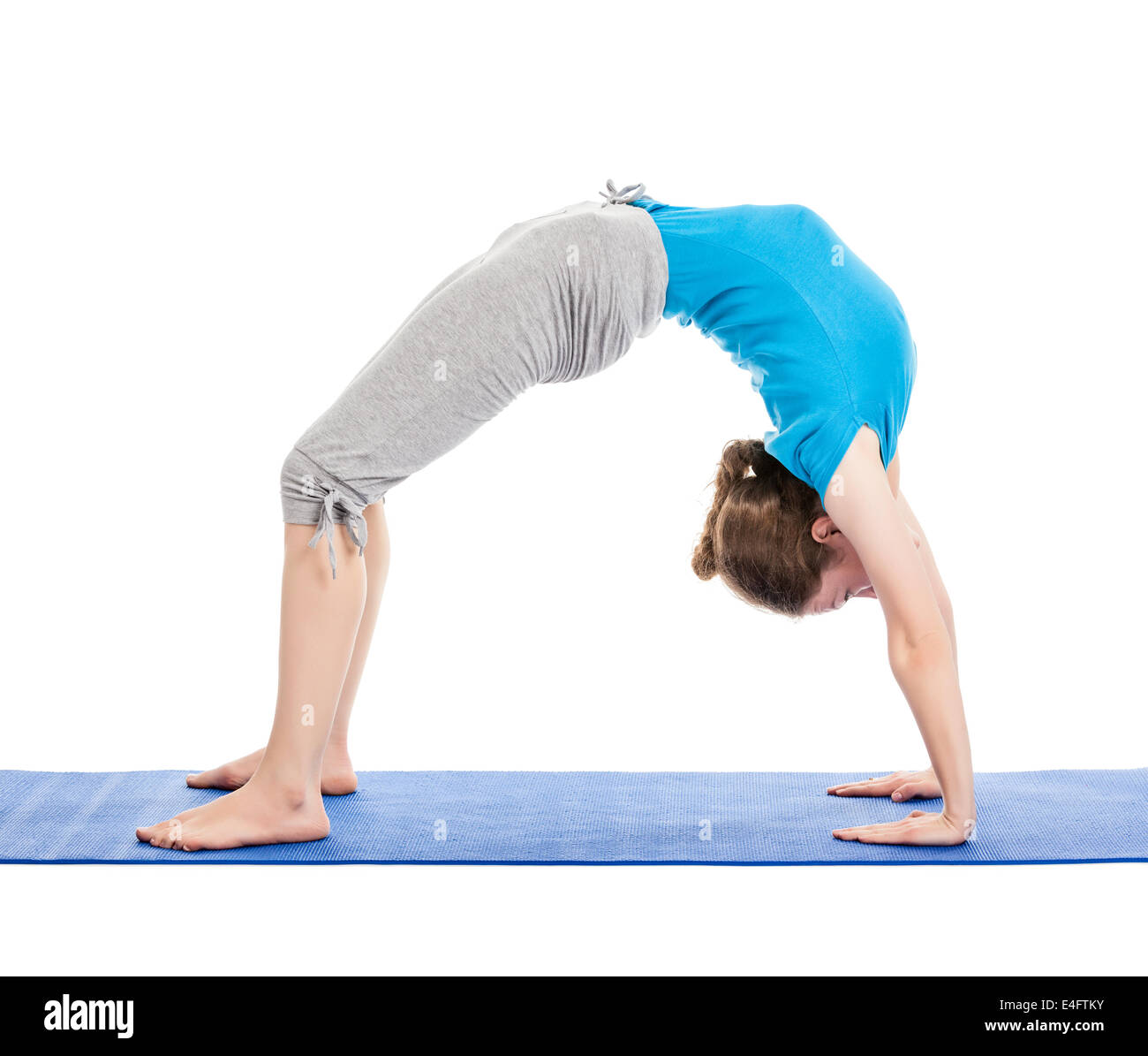 Yoga - Yoga-Lehrer junge schöne schlanke Frau tun nach oben Bow Pose (intensive Backbend) (Urdhva Dhanurasana) asana Stockfoto