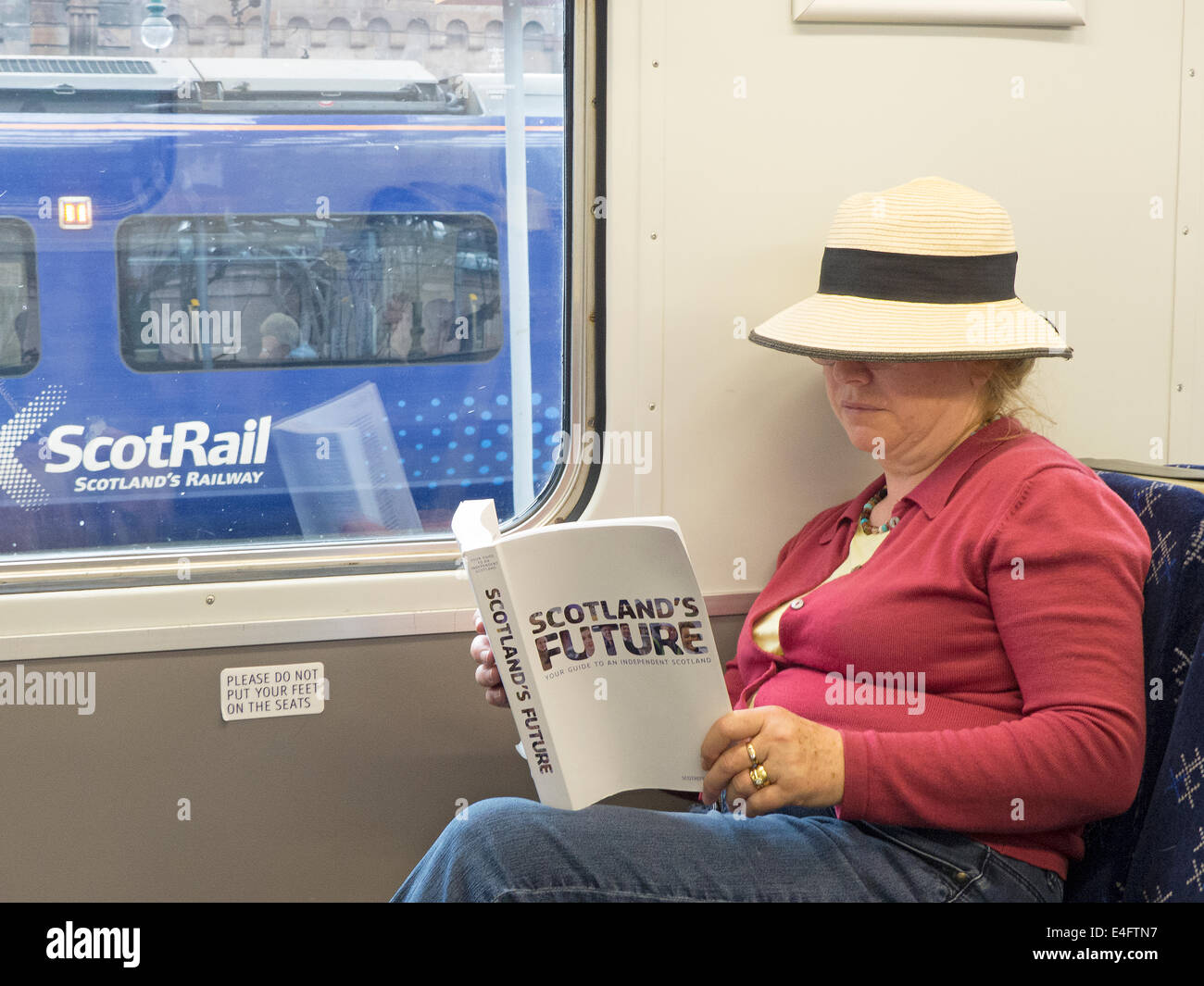 Schottlands Zukunft veröffentlicht ein Handbuch von der schottischen Regierung über die Unabhängigkeit auf ein Schotte Rail Train gelesen wird. Stockfoto