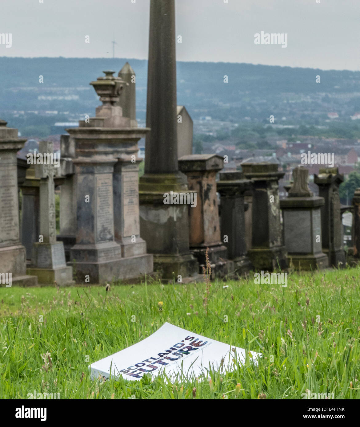 Schottlands Zukunft veröffentlicht ein Handbuch von der schottischen Regierung über die Unabhängigkeit gesehen Verlegung in Glasgow Necropolis. Stockfoto