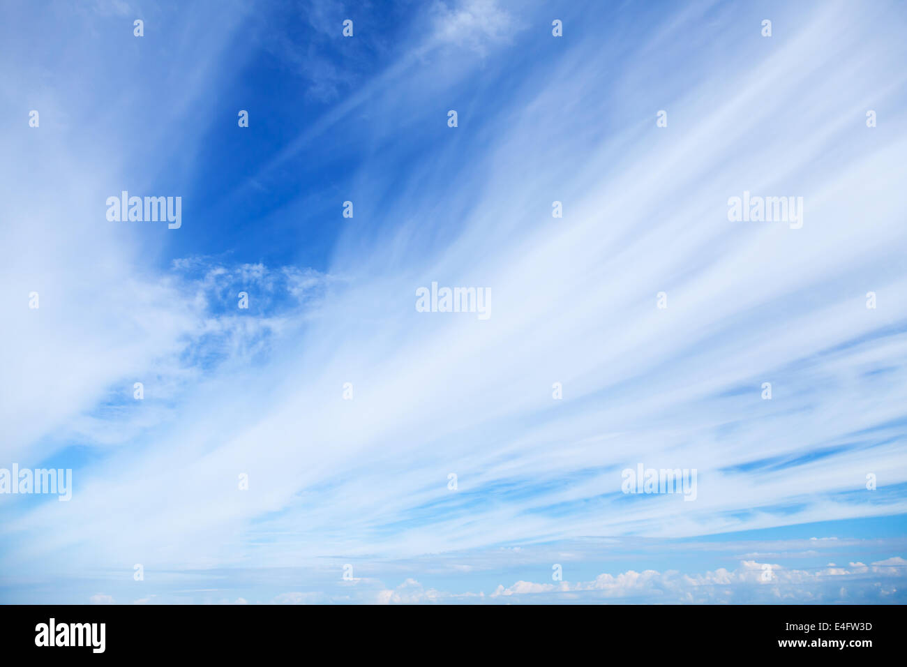 Wind Wolken am blauen Himmel. Hintergrundtextur Foto Stockfoto