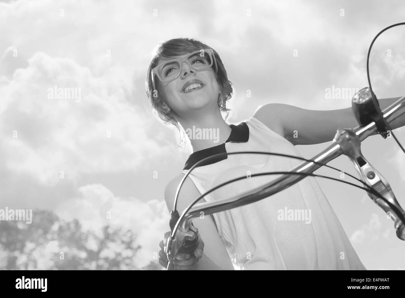 Cute teenage Hipster Mädchen mit ihrem Oldtimer Fahrrad, Retro-Stil Bilder. Schwarz / weiß Stockfoto