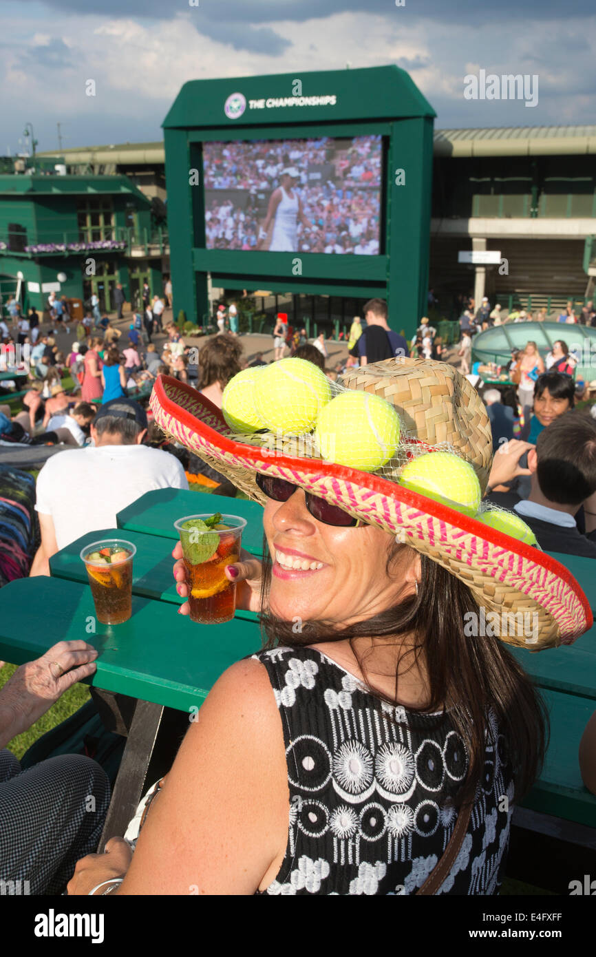 Fans auf Murray Hügel ersetzte Henman Hill bei Wimbledon Tennis Weltmeisterschaften 2014, Südwesten von London, England, UK Stockfoto