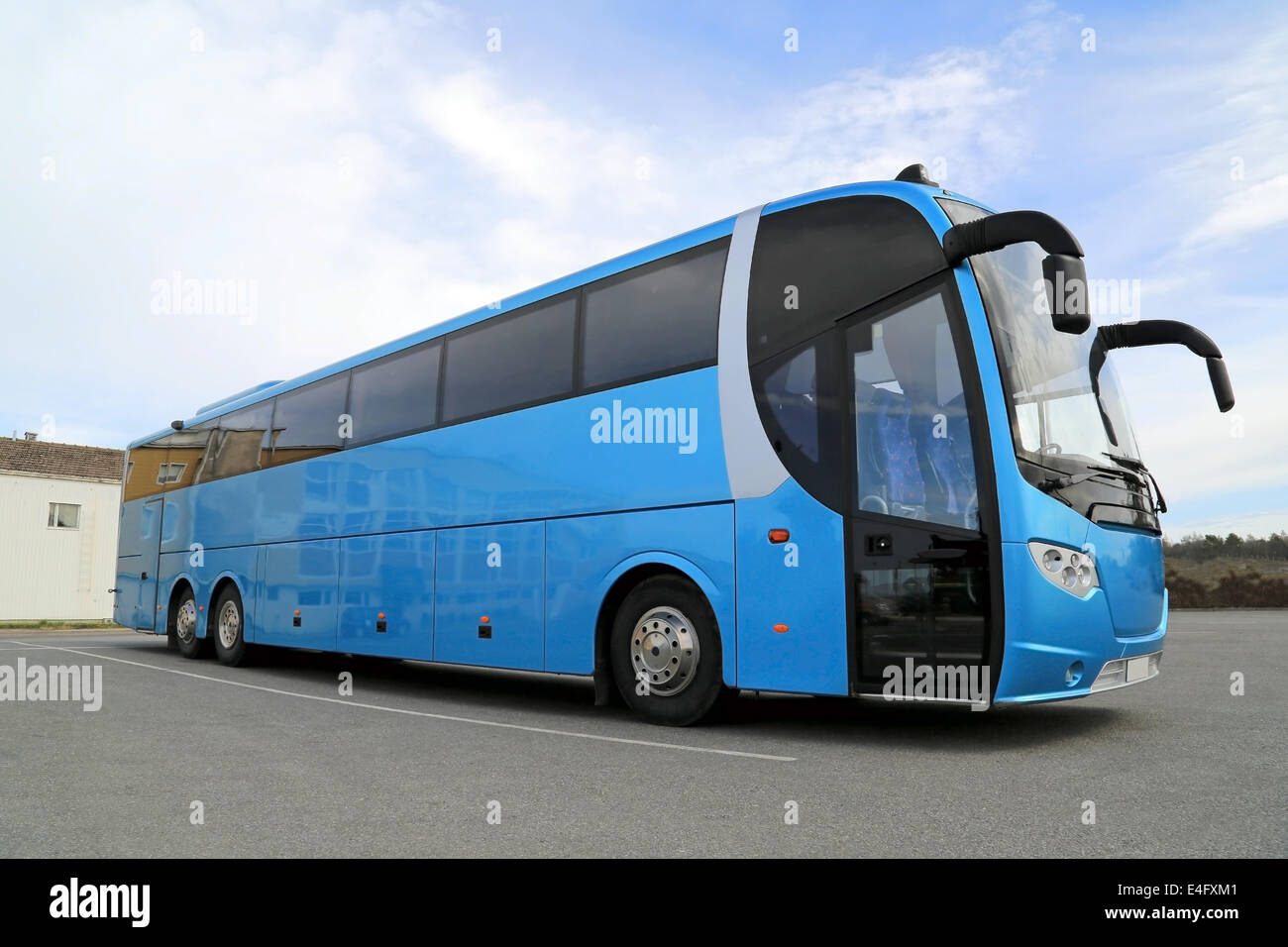 Blaue Reisebus auf Parkplatz an einem klaren Tag im Sommer. Stockfoto