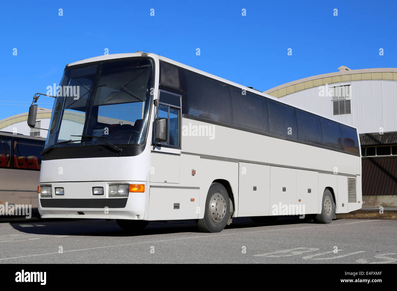 Weiße Reisebus auf einem Busparkplatz an einem sonnigen Tag warten auf Fahrgäste. Stockfoto