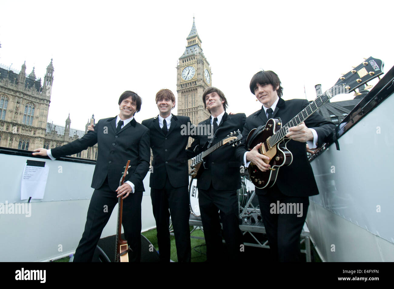 London, UK. 10. Juli 2014. Die Besetzung von The Beatles in der lassen es sein musikalisches führen in einem offenen Bus. James Fox als Paul McCartney, John Brosnan als George Harrisson spielt die Besetzung der Beatles in der musical-Produktion von lass es sein. Paul Canning als John Lennon und Luke Roberts als Ringo Starr öffnen am Garrick Theatre in London im September Credit: Amer Ghazzal/Alamy Live-Nachrichten Stockfoto