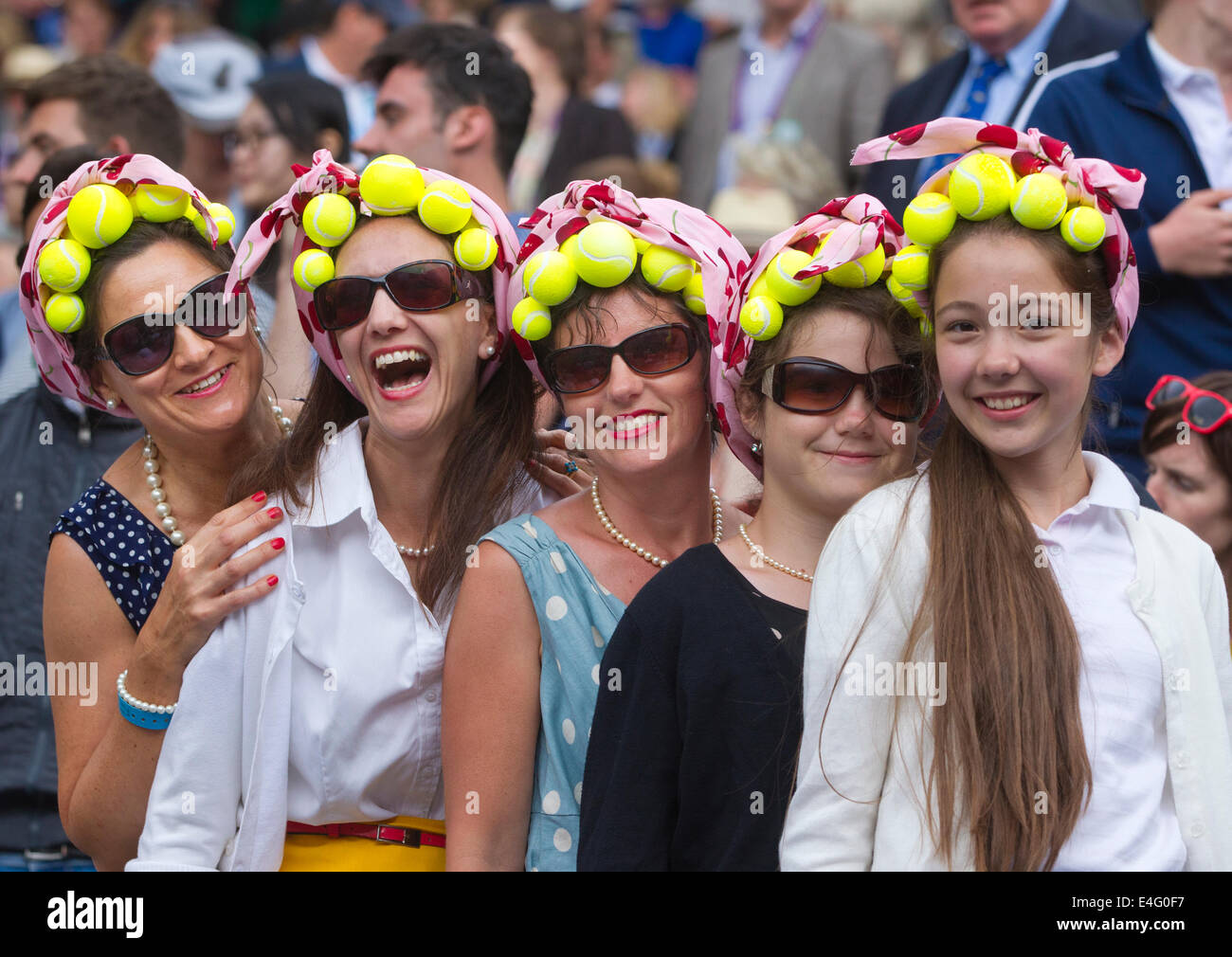 Wimbledon Tennis Weltmeisterschaften 2014, Tennisbegeisterte tragen unter dem Motto Kopfbedeckungen im Auditorium auf dem Centre Court. Stockfoto