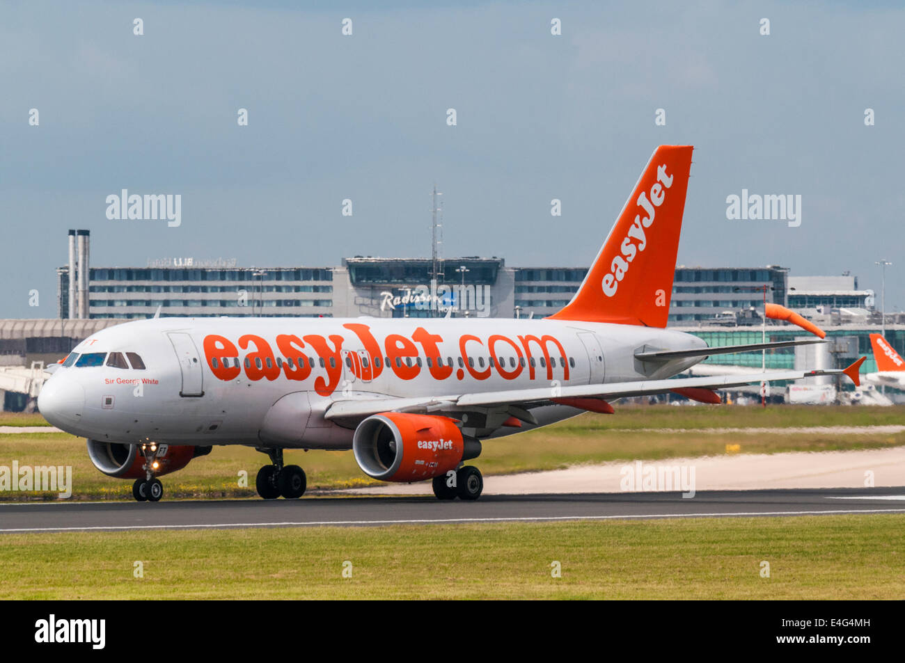 Easyjet Airbus A319 Flugzeug wartet an der Start- und Landebahn mit Abflug vom Flughafen Manchester Stockfoto