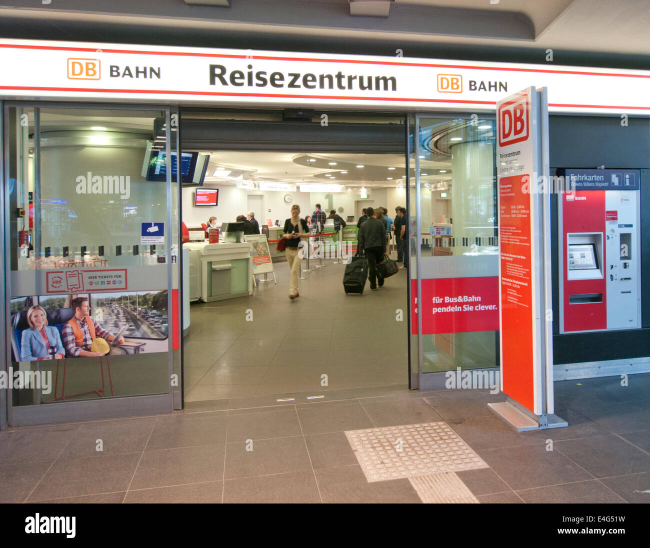 Ticketschalter am Berliner Hauptbahnhof Hauptbahnhof in Deutschland Stockfoto