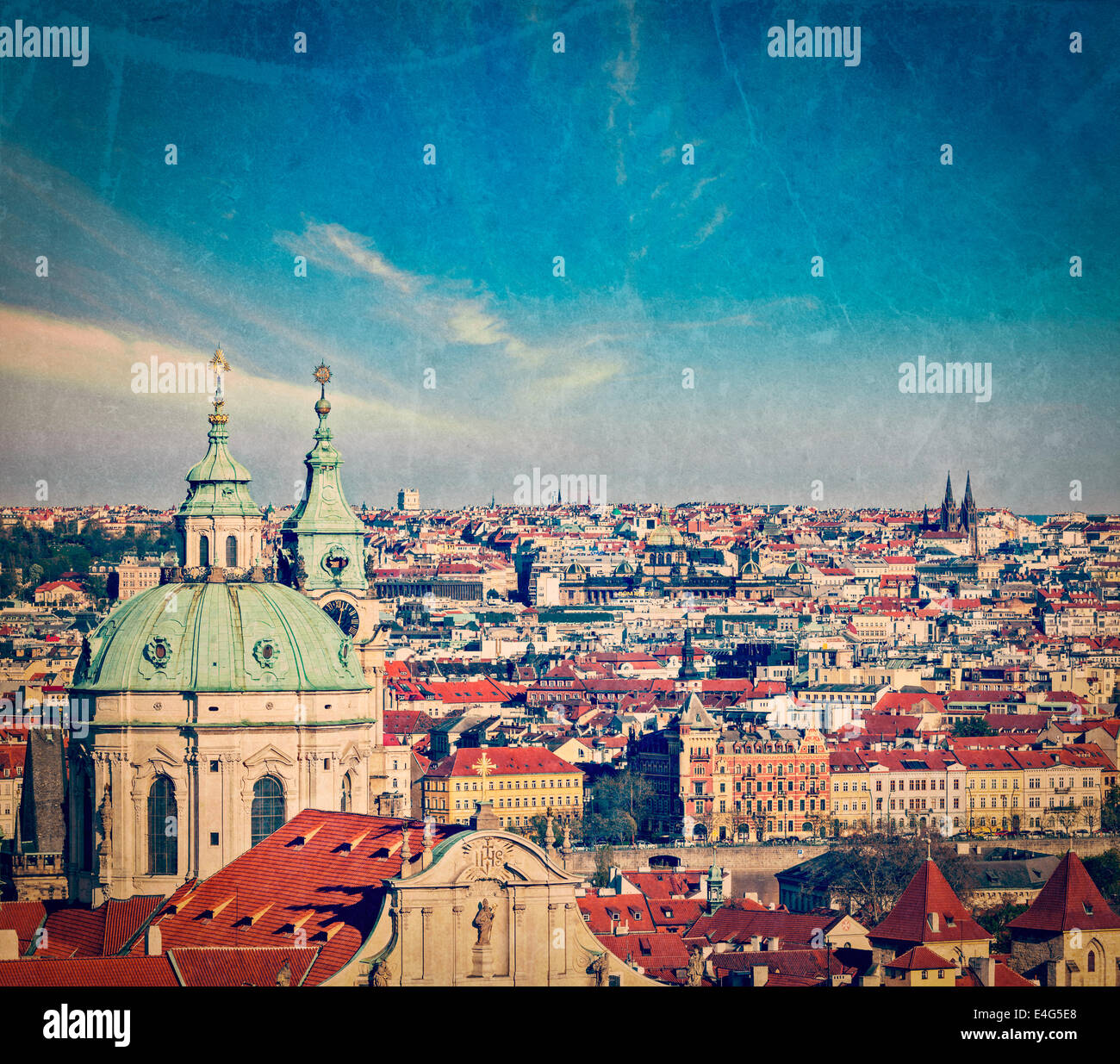 Vintage Retro-Hipster Stil reisen Bild Blick auf Prag von der Prager Burg. Prag, Tschechische Republik mit Grunge Texturen Stockfoto