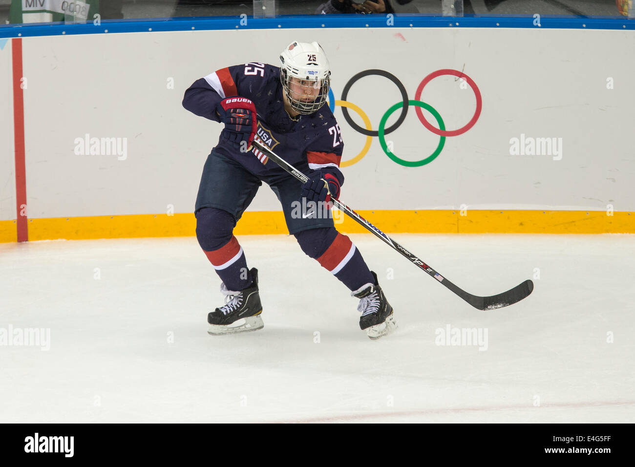 Alex Carpenter (USA) während Eishockey Spiel Vs FIN an die Olympischen Winterspiele Sotschi 2014 Stockfoto