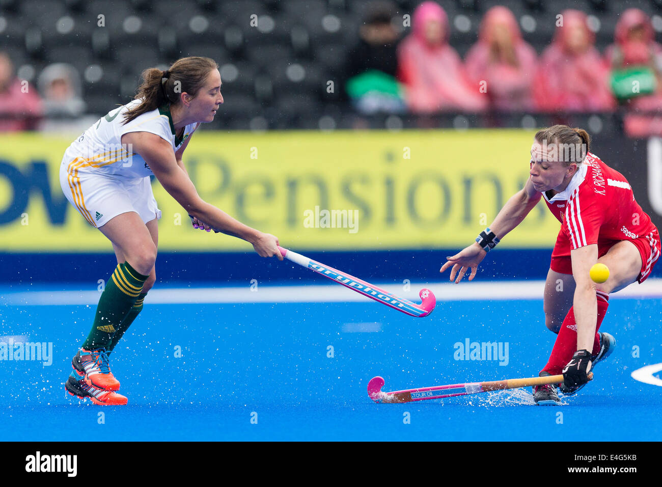 London, UK. 10. Juli 2014. Investec London Eishockey-WM. England nehmen Südafrika in einer Frauen Pool Spiel im Lee Valley Hockey & Tenniszentrum. Englands Kapitän Kate RICHARDSON-WALSH in eine Herausforderung mit Südafrikas Kathleen TAYLOR. Bildnachweis: Aktion Plus Sport/Alamy Live-Nachrichten Stockfoto