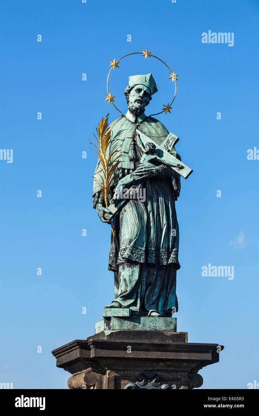Johannes von Nepomuk (oder John Nepomucene) Nationalheilige der Tschechischen Republik Statue auf Charles Brigde an der Stelle wo der Heilige Stockfoto