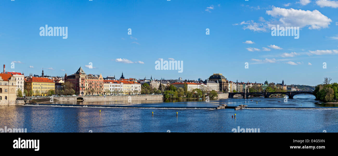Panorama von Prag Stare Mesto Böschungs- und Blick auf den Fluss Vltava von der Karlsbrücke entfernt. Prag, Tschechische Republik Stockfoto